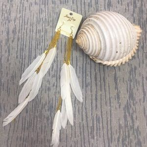 ☀️NWT-Wona  white feather and chain earrings